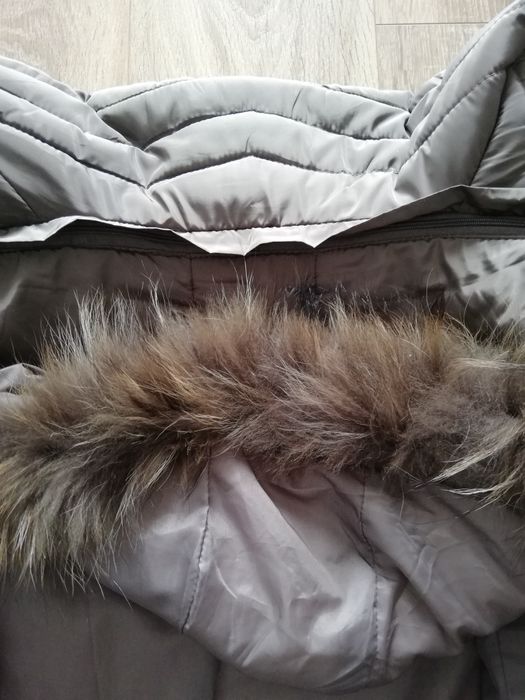 Vând geaca cu glugă damă XL.