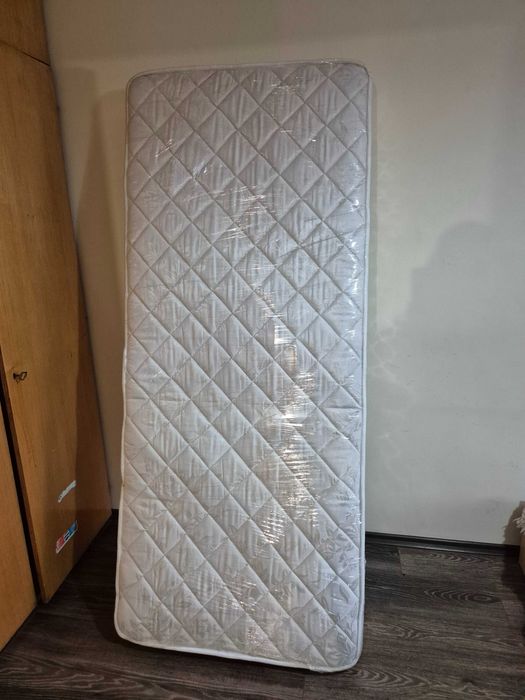 Продавам чисто нов матрак: 82 x 190. Купен е преди време, но не е използван.