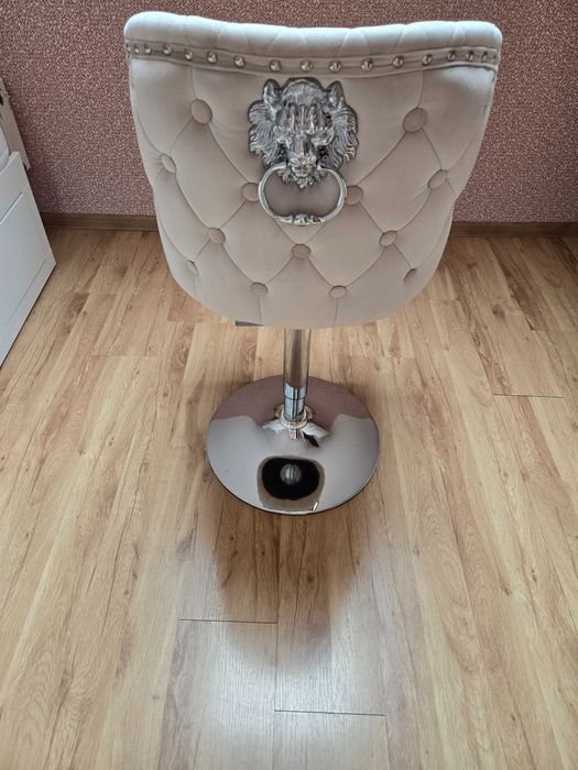 Продавам нов луксозен бар стол Lion King Velvet Cream