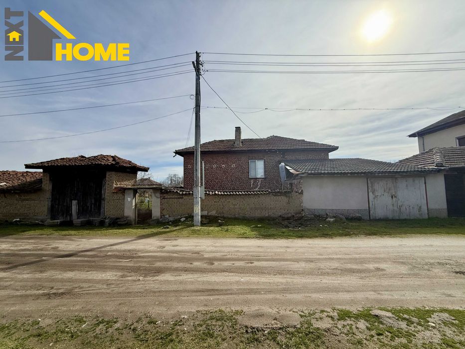 Самостоятелна двуетажна къща с дворно място и гараж