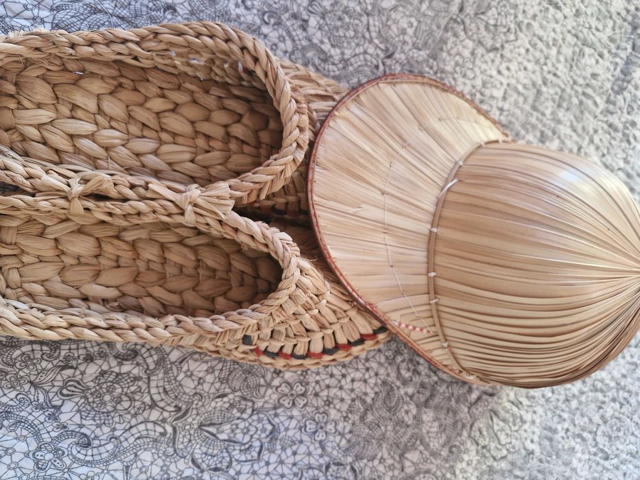 Продават се сувенирни шапка и пантовки Виетнам