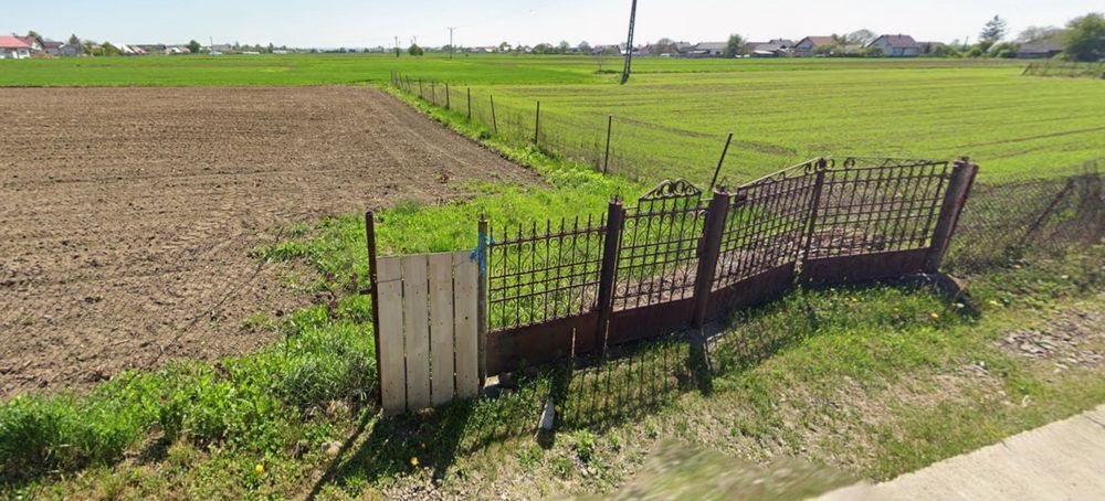 Vând teren intravilan în satul Maneuți