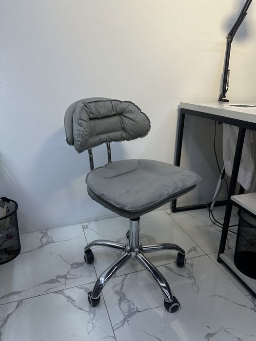 Стулья для мастера маникюра / лэшмейкера