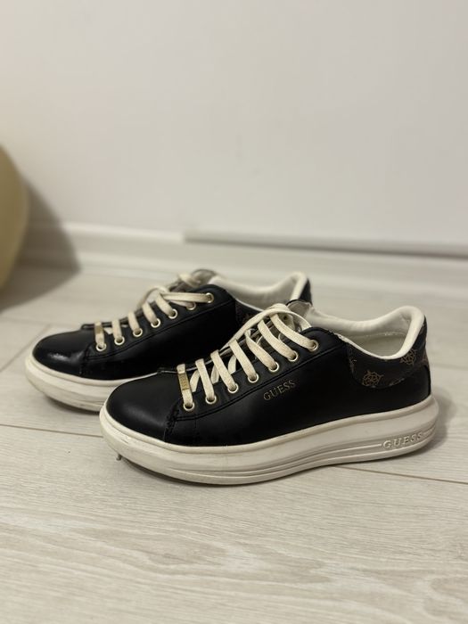 Adidasi Guess marimea 38
