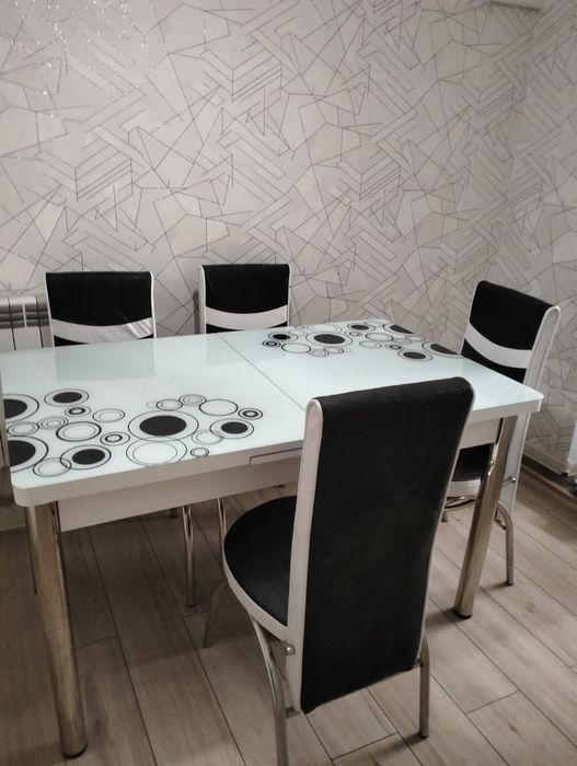 Новый стол со стульями