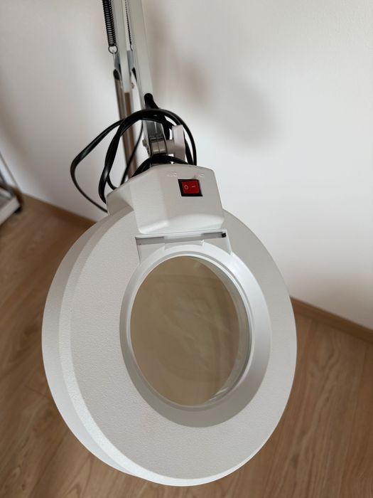 Oglinda cu lupa pentru cosmetica