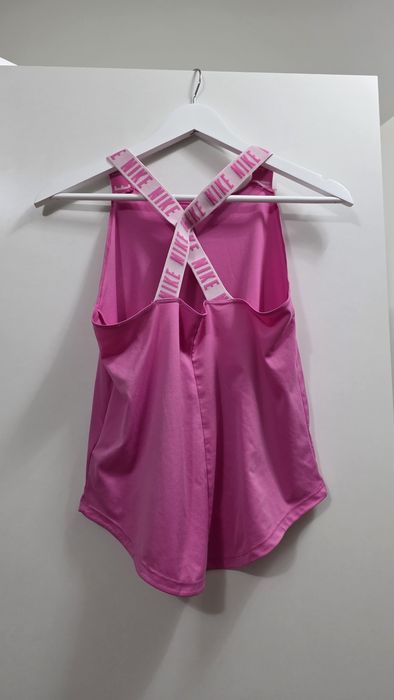 Спортни бюстиета и потници Nike