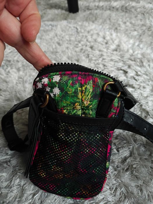 Продавам калъф за телефон на марката Desigual