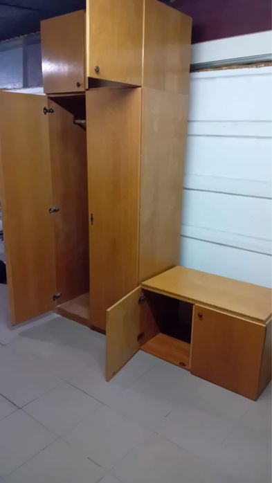 Dulap pentru haine cu un sertar atasat