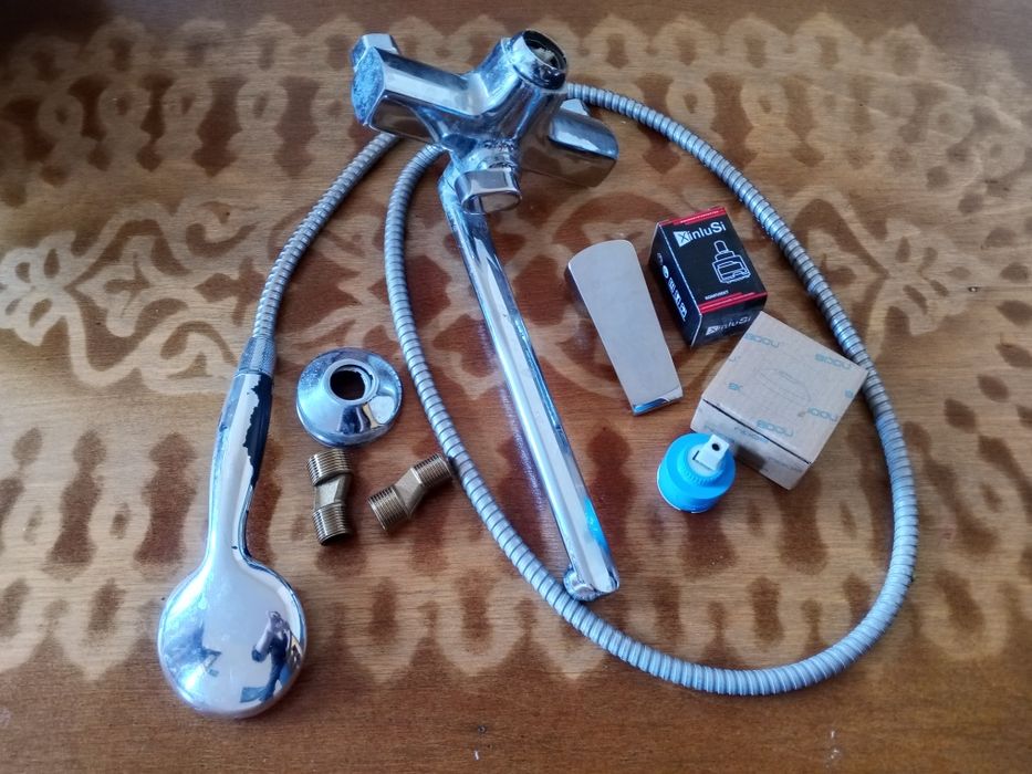 Смеситель и нужные вещи к нему