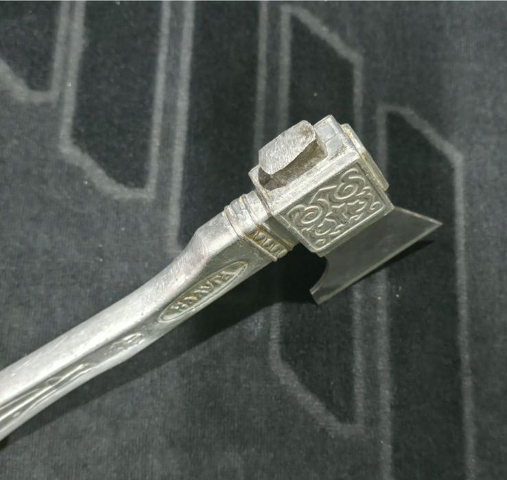 De vanzare, topor "vechi de colecție" anul 1371