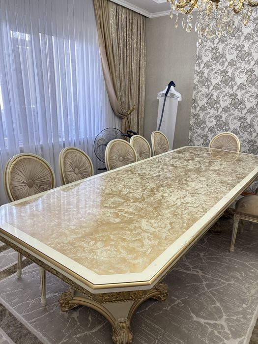 Продаются стол для гостиной