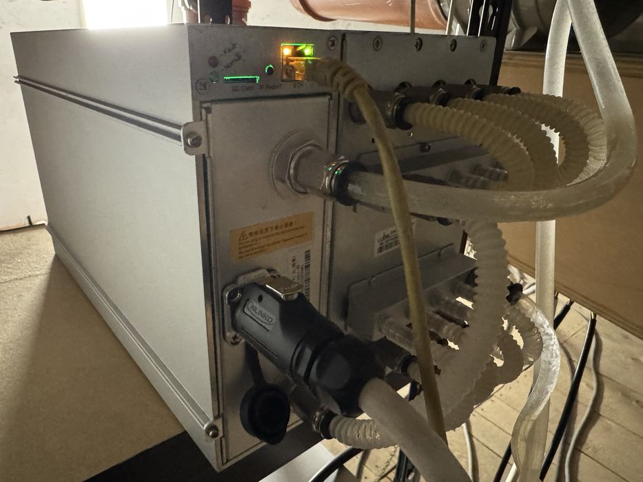 Bitcoin miner Antminer S19 Hydro 151Th