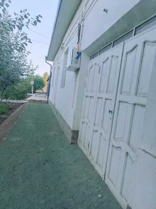 Barcha qulayliklarga ega hovli joy sotiladi (450mln pulini galishamiz)