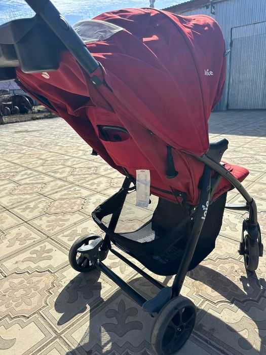 Детская коляска в