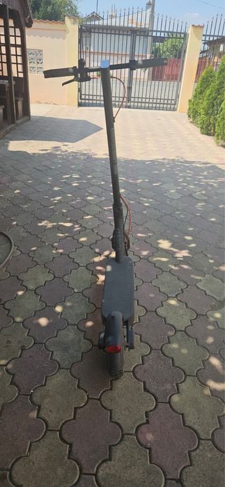 Trotineta electrica Xiaomi Electric Scooter 4 Pro Gen 2, autonomie 60 km, 25 km/h, anvelope 10 inch, negru, garantie pana in octombrie