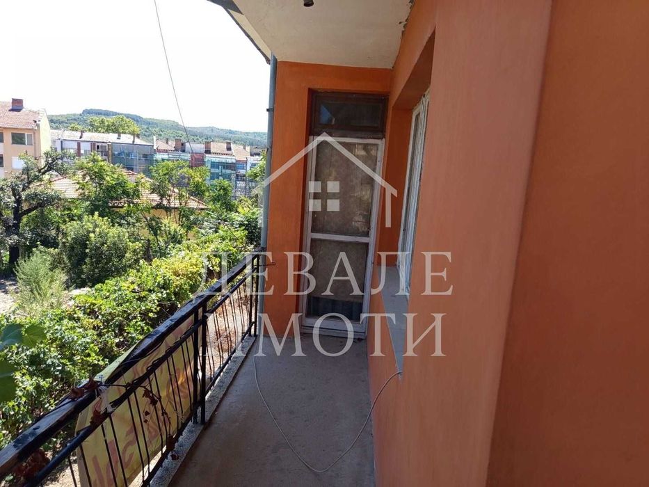 Продава се масивна двуетажна къща в центъра