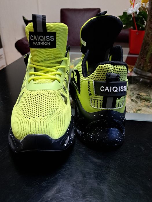 Продавам мъжки маратонки с ярко жълто желен цвят закупени от Германия.