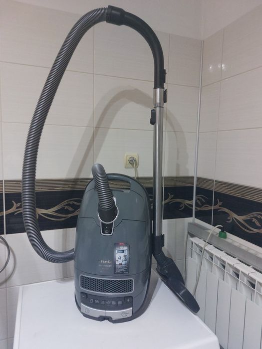 Прахосмукачка Miele Complete C3 select Powerline 
Супер запазено състояние, като ново.Подробни данни има на една от снимките. 
Работи перфектно, супер