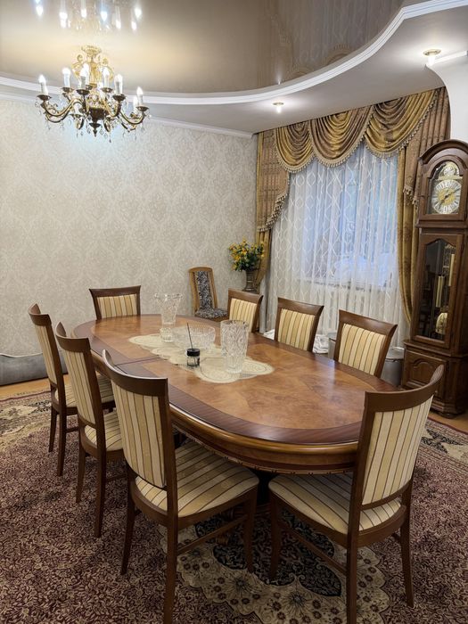 Продается стол с 8 стульями.