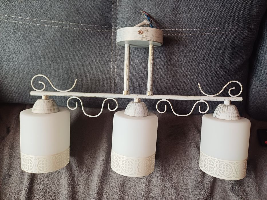 Lustra cu 3 abajururi