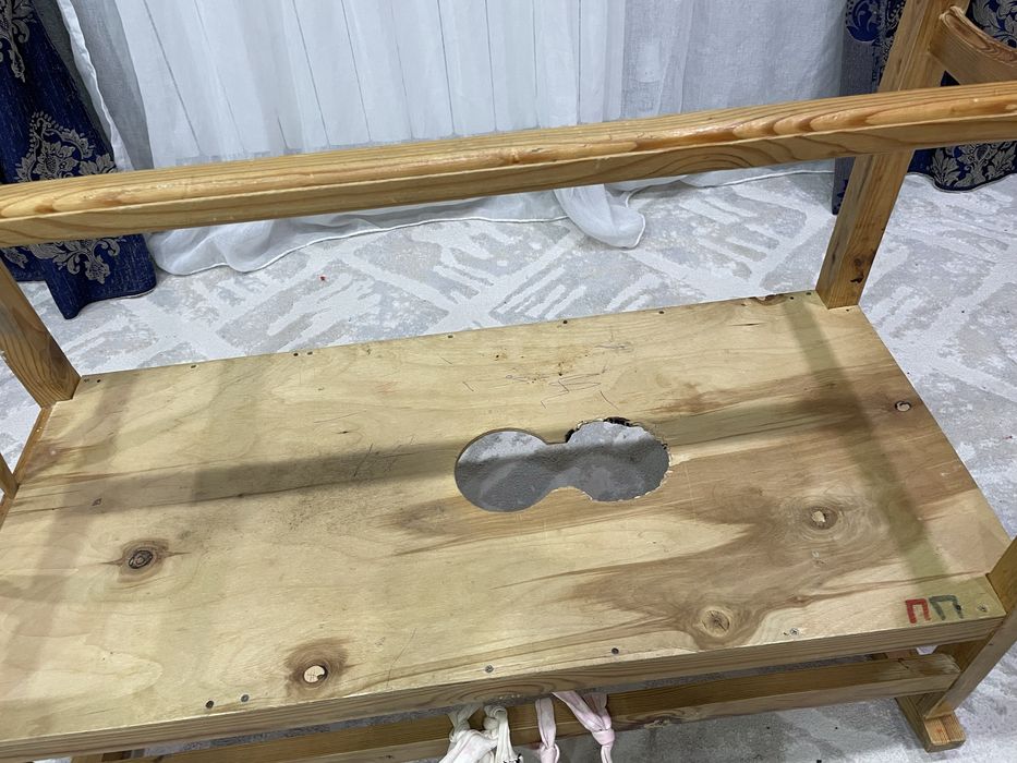 Бесік ағаштан жасалған