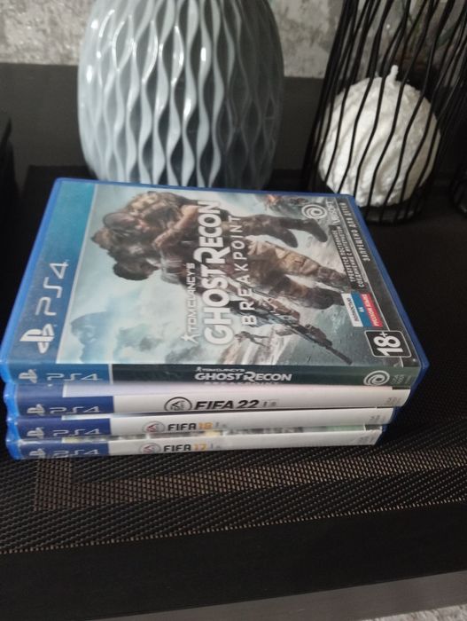 Продам игровую приставку PS4