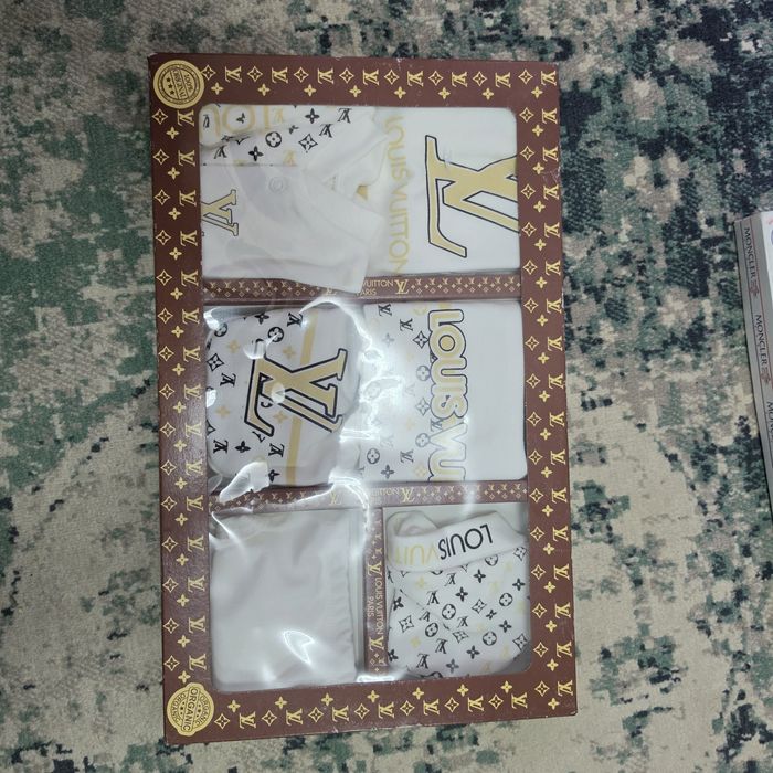 Set articole  pentru nou nascuti, pret pt 1 set