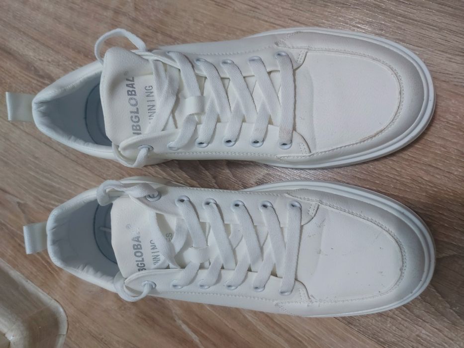 Белая обувь  не использованная