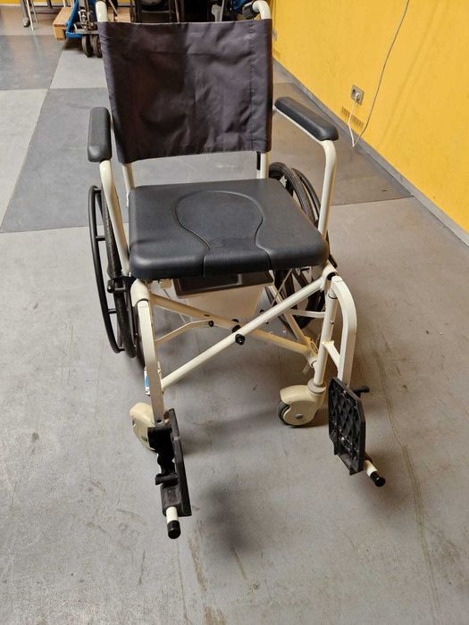 Vând scaun cu rotile pliabil