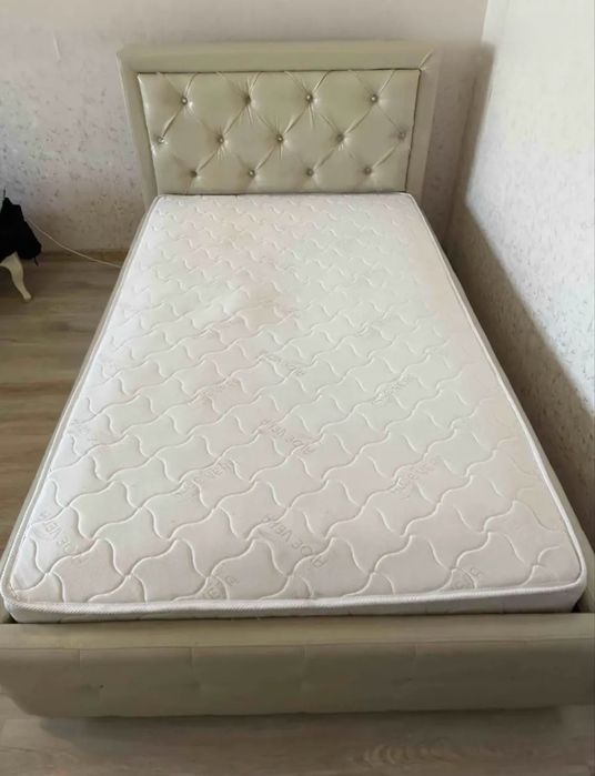 Кровать вместе с матрасом!!