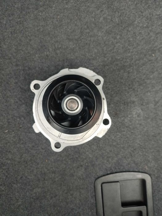 4исто нова водна помпа за ауди а4 б6