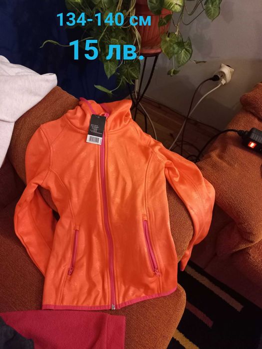 Продавам дрехи момиче