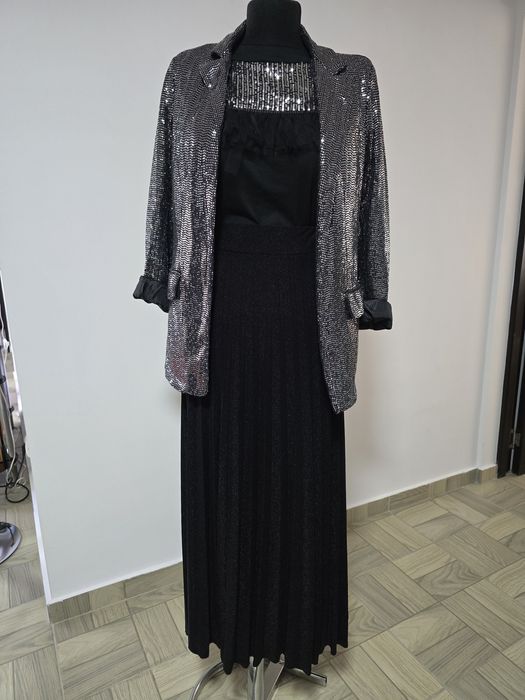 Fusta neagra plisata cu glitter, model superb