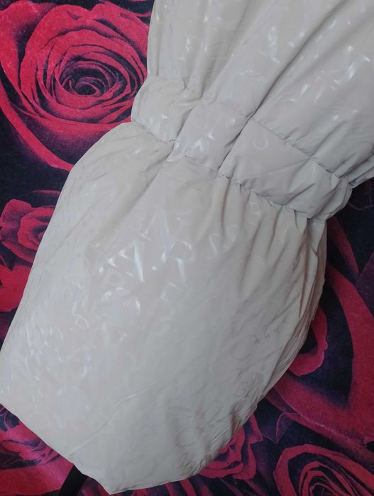 Бледо бежов дебел елек с качулка и връзки на талията Л