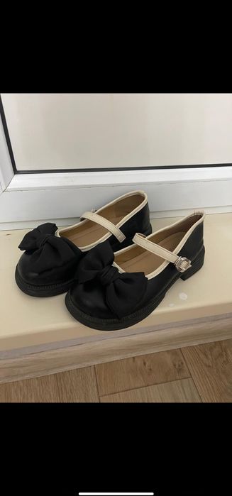 Срочно продам туфли школьные