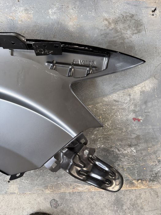 Aripă față stanga Mitsubishi Outlander 2007–2010, negru lucios