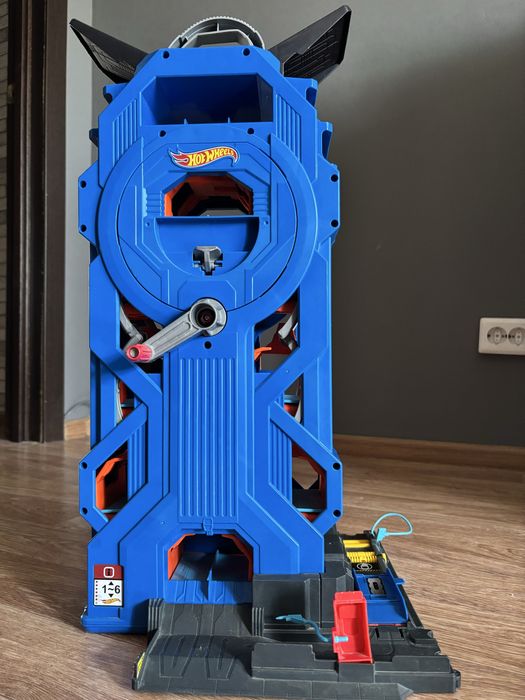 Продам трассу Hotwheels Garage