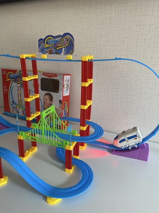 Локомотивче с 3D релсов път с лупинг, влак, релси, влакче