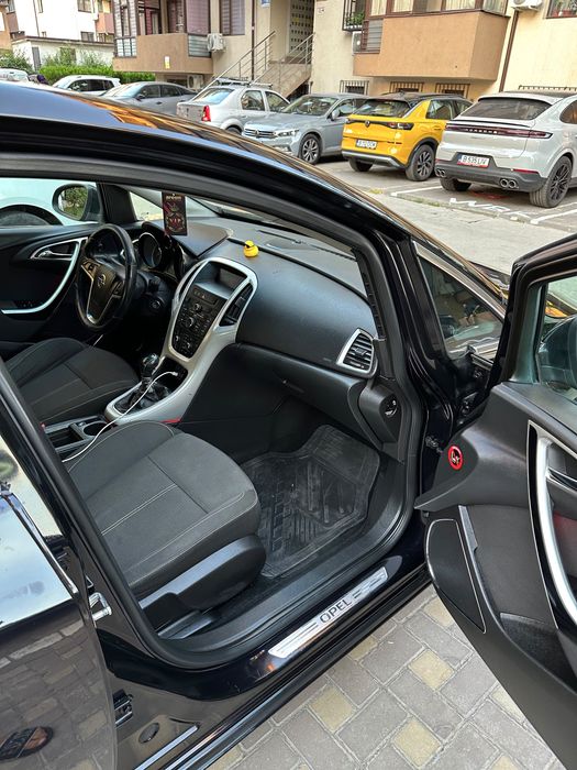 Vand opel astra j motor 1.7 diesel an 2011 masina întreținută