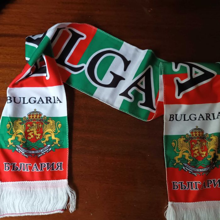 Летни и зимни шалове в цветовете на българското знаме-различни,модели