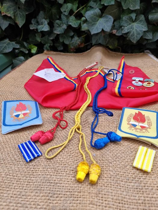 Cravata de pionier + accesorii