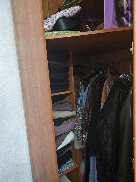 Продам шкаф угловой с зеркалом