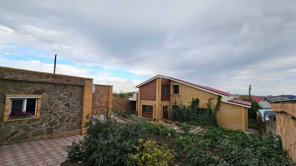 Продам большой кирпичный дом