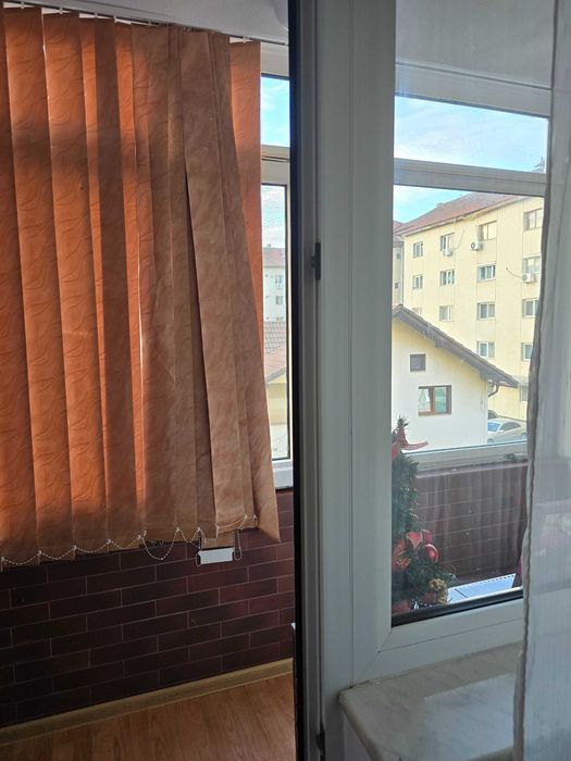 Inchiriez apartament cu 2 camere zona 1 Mai
