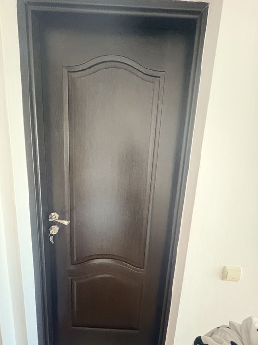 Vând uși interior din lemn