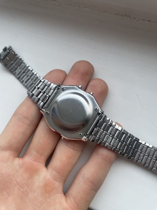 Продам кварцевые часы