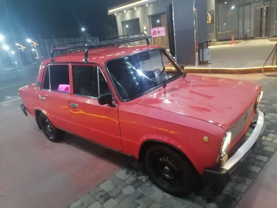 Jugili Yurib turgan rangi qizil bizinda