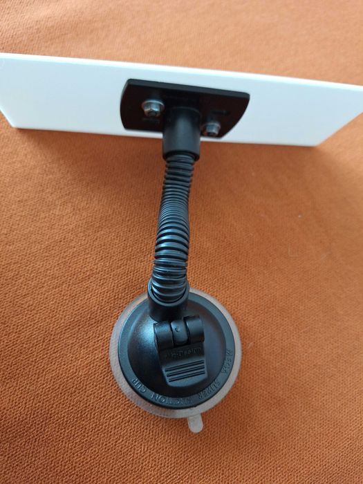 Braț flexibil cu ventuză Herbert Richter (HR), utilizat frecvent în mașini pentru montarea dispozitivelor GPS, a telefoanelor  a tabletelor pe parbriz