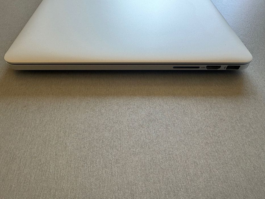 Macbook Pro 15 inch / late 2015 / 2.2GHz Intel I7 / 16gb /258GB/ A1398